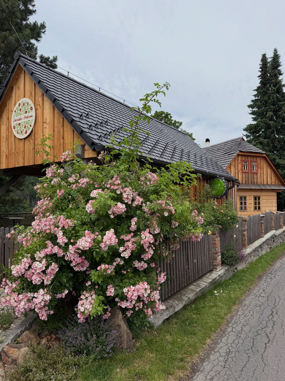 Dřevěná chalupa Zahrádky s kvetoucími růžemi